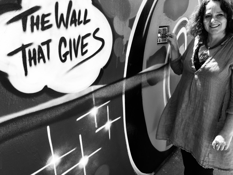 The-Wall-That-Gives-Beautiful-Hollywood-2